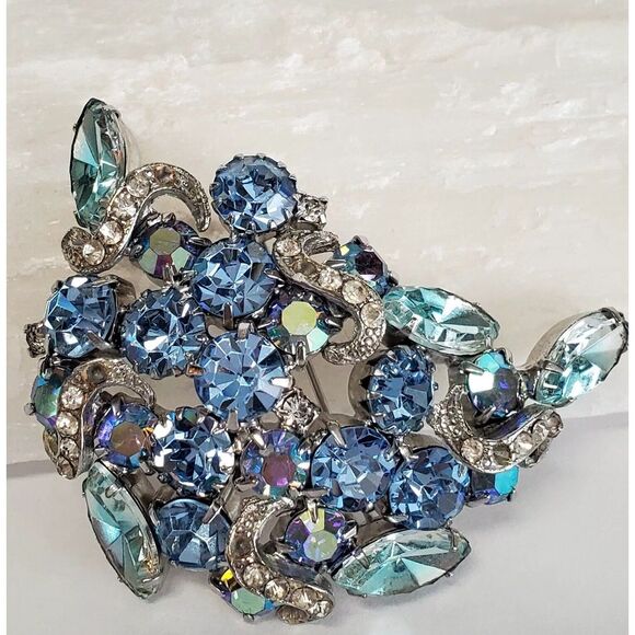VTG Aurora Borealis Brooch Pin Powder Blue Rhinestones & Crystals Glowing Silver - Picture 9 of 16